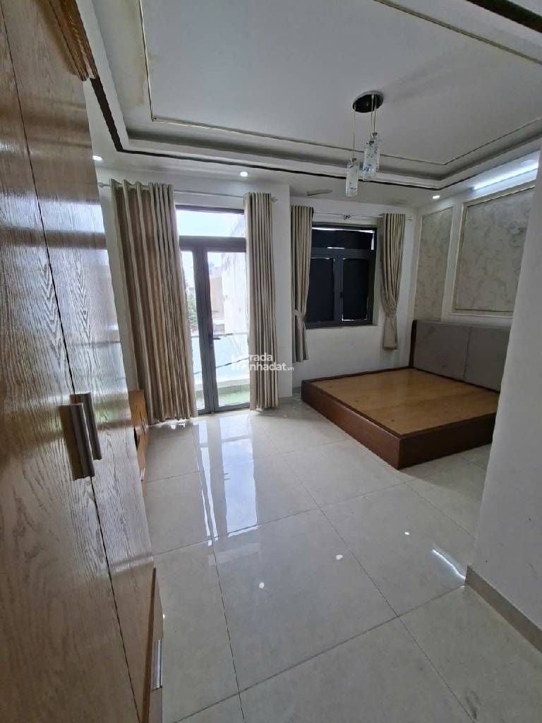 Hẻm xe hơi ngủ trong nhà. Khu an ninh tuyệt đối. Cách mặt tiền khoảng 100m. 