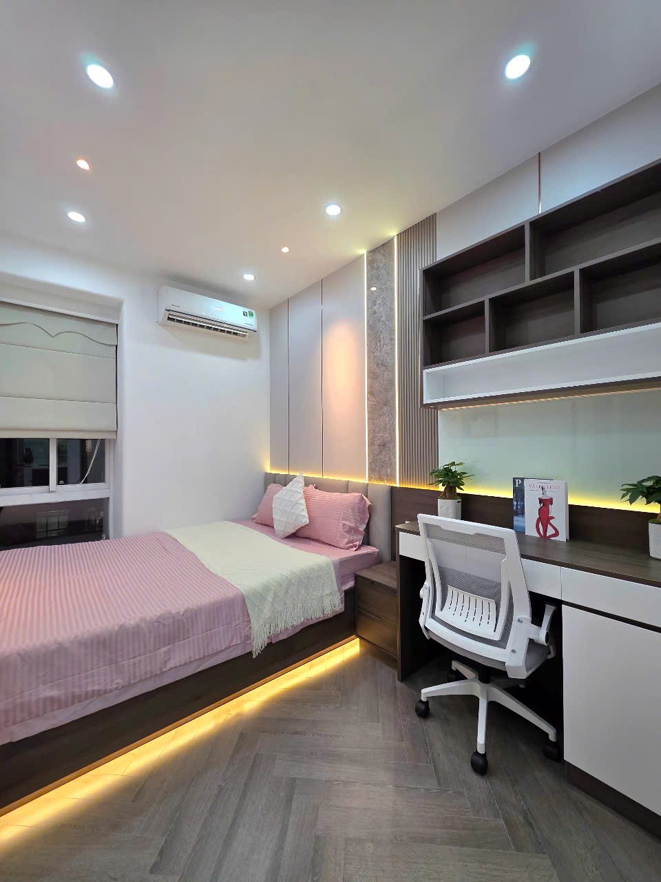 Bán nhanh căn hộ Sky garden 3, Phú Mỹ Hưng, Q7, dt 72m2, tk 3PN nhà mới đẹp, giá chỉ 6,8 tỷ 