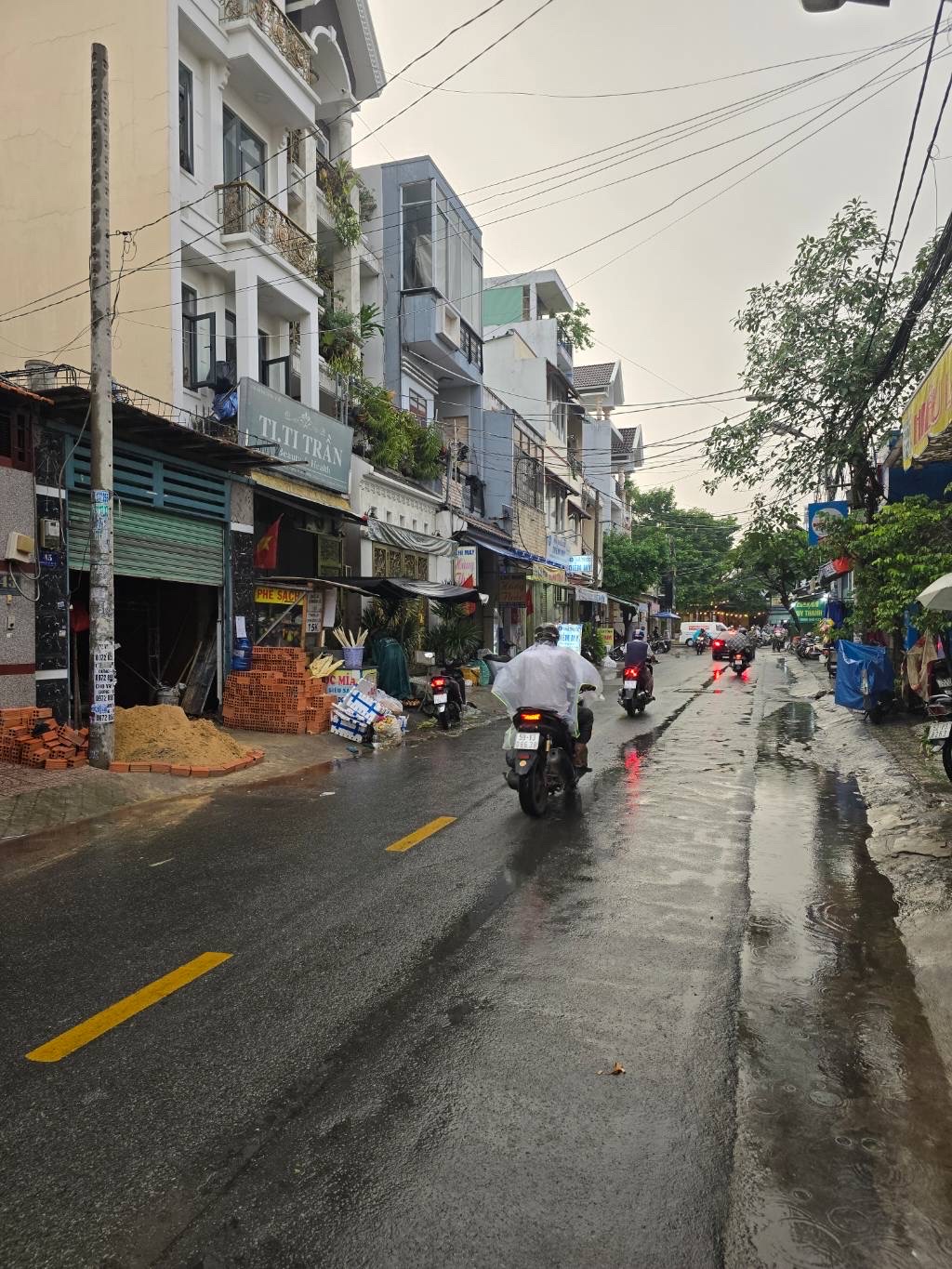 Mặt tiền Bình Tân, vị trí kinh doanh sầm uất, 1trệt 3lầu, 8 phòng ngủ
