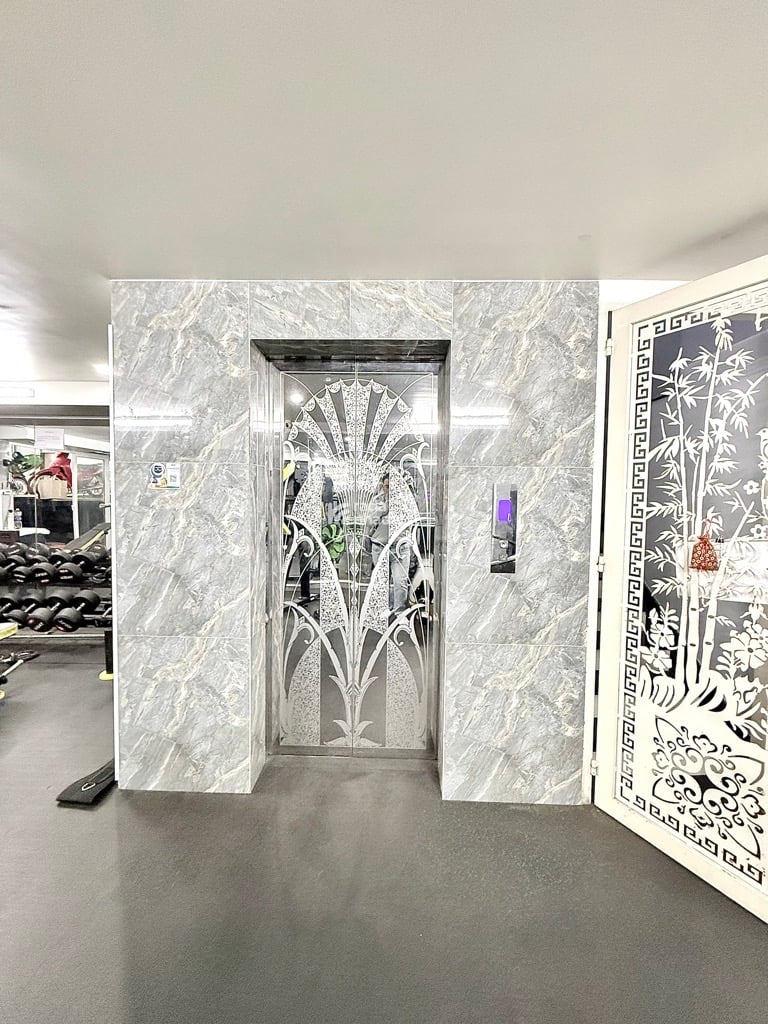 MẶT TIỀN KINH DOANH - GẦN SÂN BAY 5 TẦNG - HẦM (6.5*18) - 127M2 NỞ HẬU - THANG MÁY - 5PN, 5WC