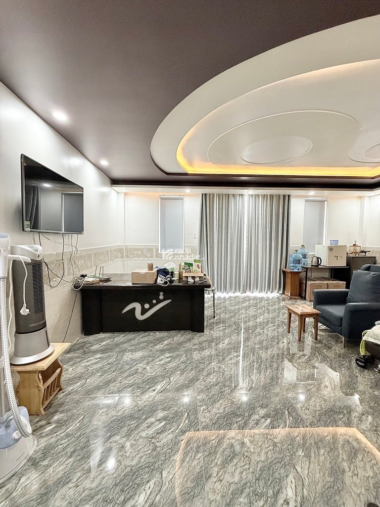 MẶT TIỀN KINH DOANH - GẦN SÂN BAY 5 TẦNG - HẦM (6.5*18) - 127M2 NỞ HẬU - THANG MÁY - 5PN, 5WC