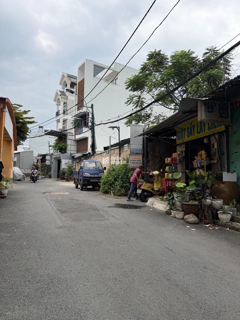 NHÀ 2 TẦNG ĐÚC MỚI, CÁCH 1 CĂN RA MẶT TIỀN - HẺM 8M THÔNG - CẠNH TRƯỜNG HỌC, CÔNG VIÊN, CHỈ 5,x Tỷ