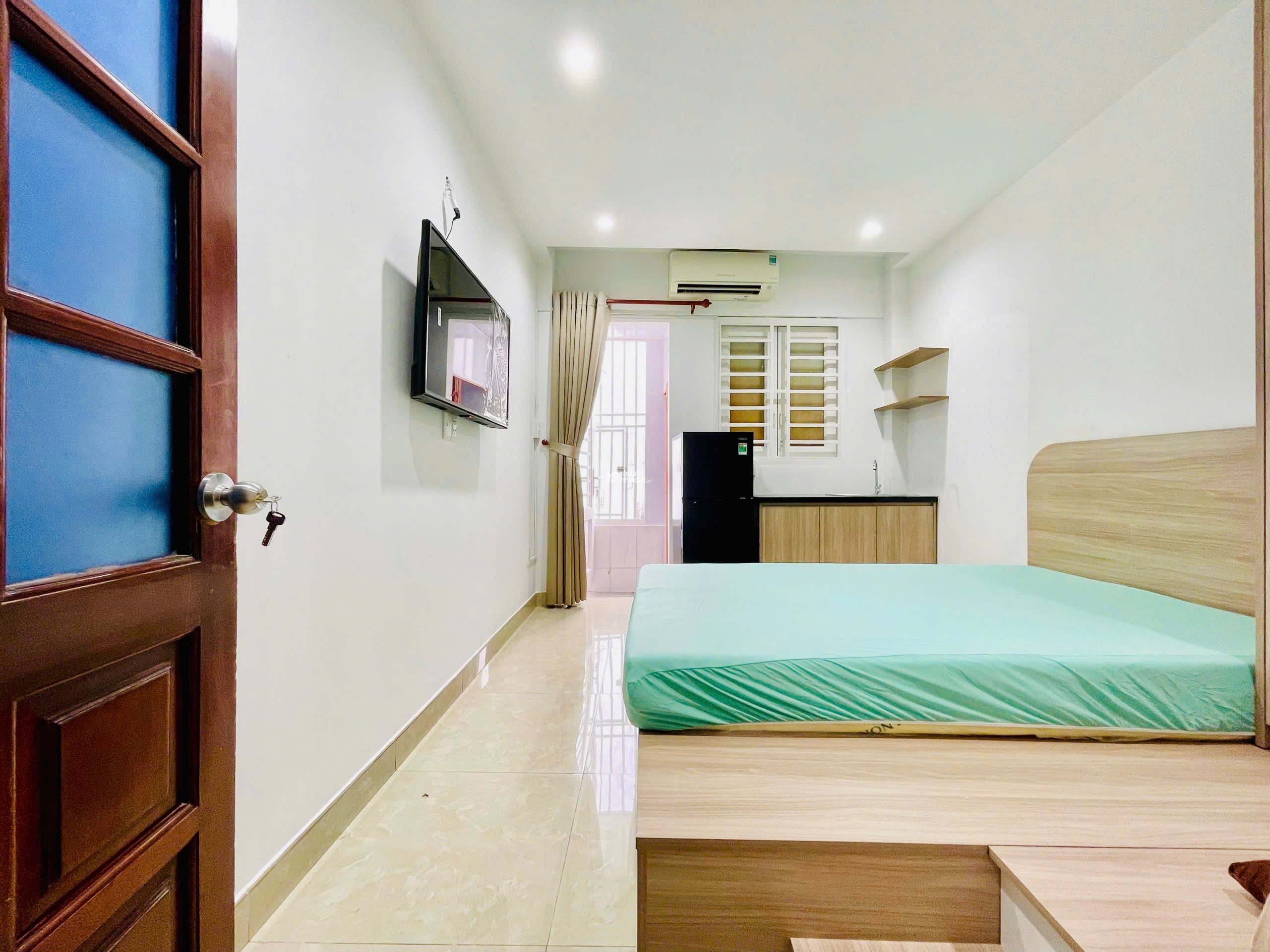 Cho thuê căn hộ tại quận 1, thang máy, mặt tiền, thoáng mát gần UEH Trần Quang Khải