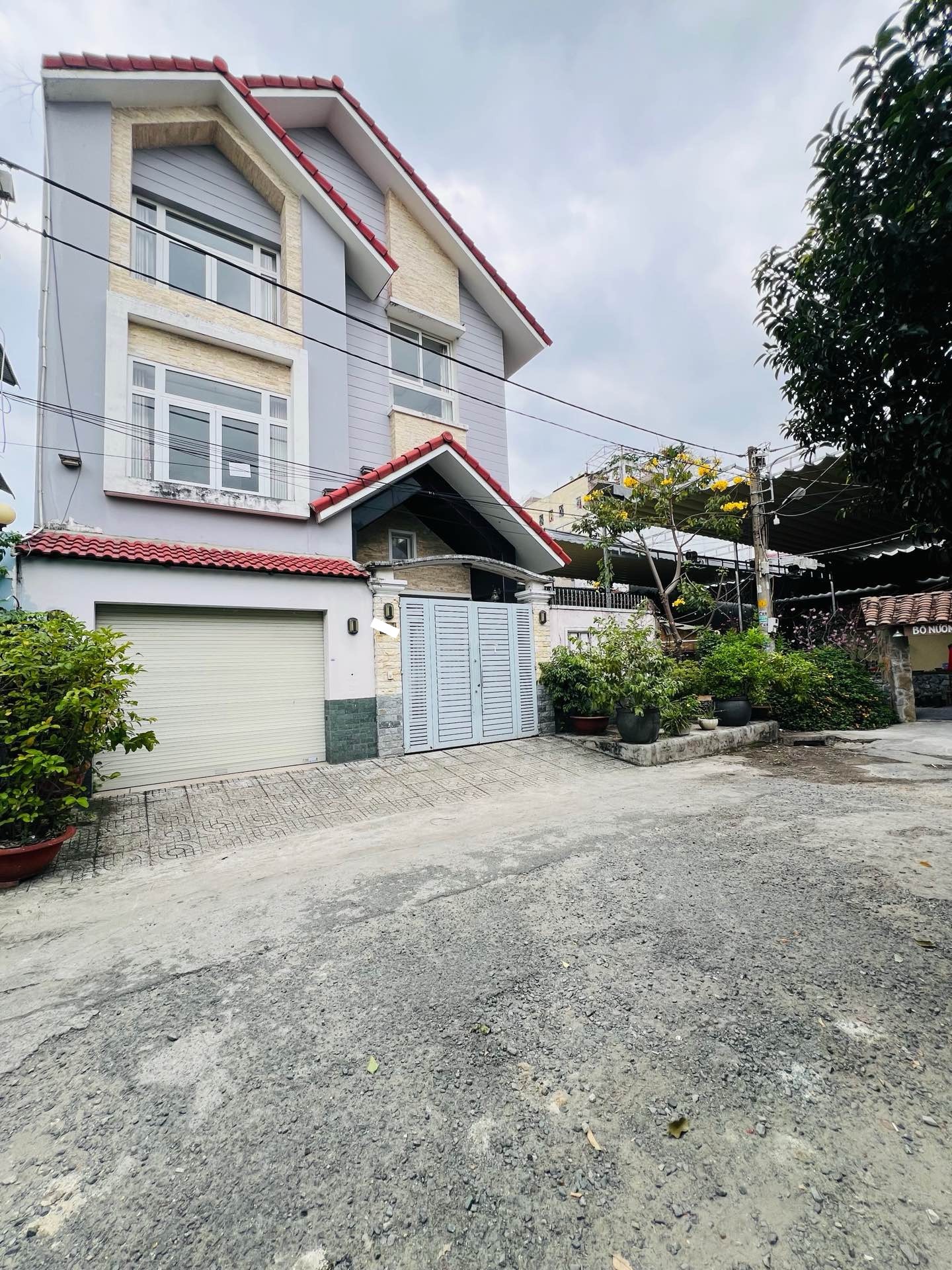 Biệt thự sân vườn đường Dương Đức Hiền, 150m2, 11x13, 3 tầng, 6PN, 18.5 tỷ