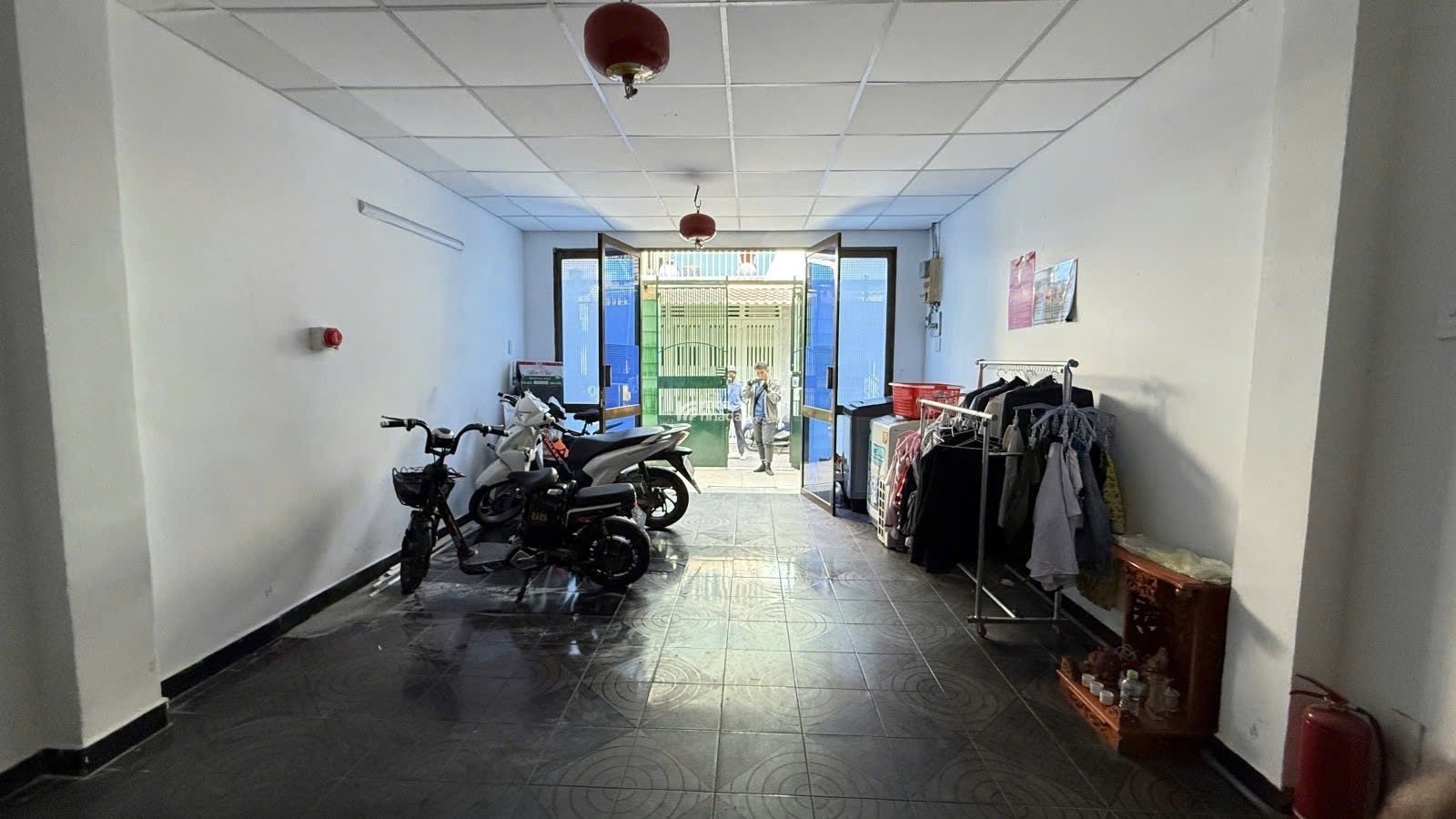 Hẻm nhựa 1/ Âu Cơ - 4.4/4.7 dài 16m - 5 tầng btct - 6 Phòng - Cho thuê 35tr/tháng - chỉ 8.2 tỷ tl 