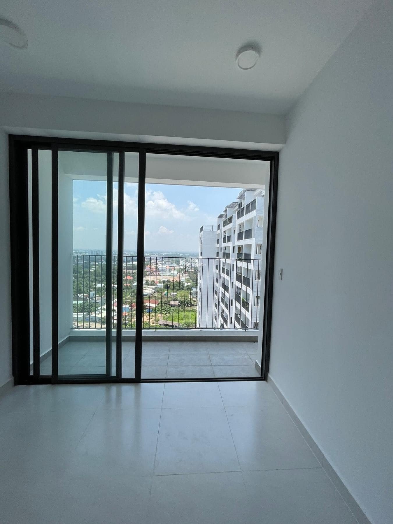 Bán CH Q9 sát Q2, SHR, full nội thất sịn, còn căn duy nhất, bán nhanh 2tỷ7 đã bao gồm thuế phí