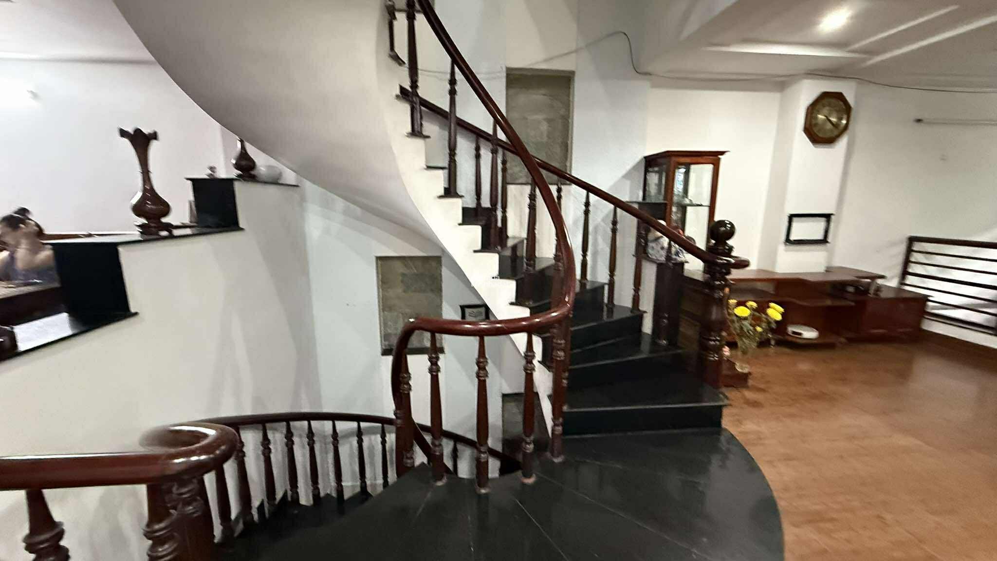 NHÀ 5 TẦNG HẦM Ô TÔ - KHU PHÂN LÔ VIP GẦN BV 175 - 6PN FULL NỘI THẤT