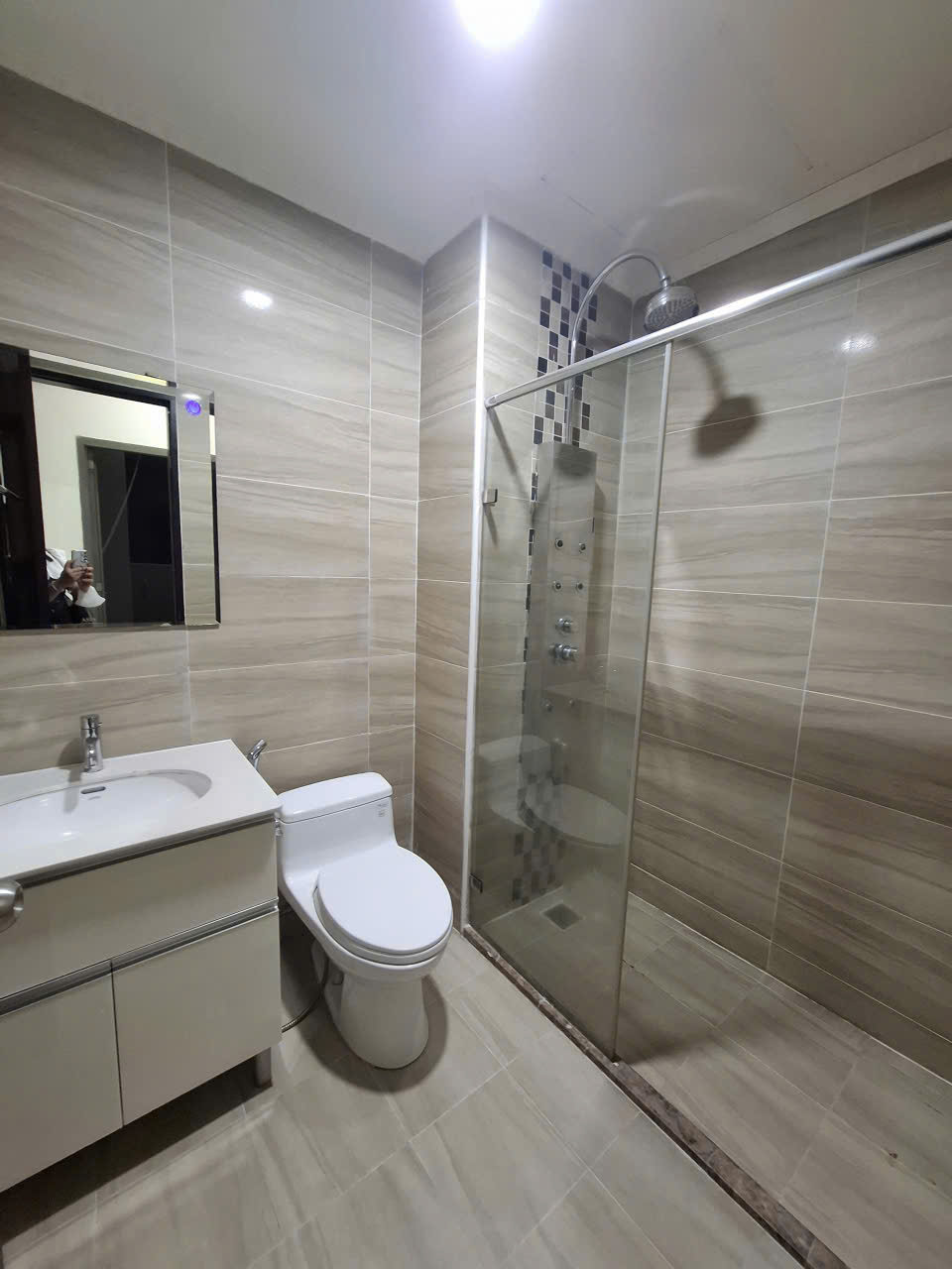 Ở liền - Giá 16tr - Cho thuê căn hộ Dockland Quận 7, 117m 3PN*2WC