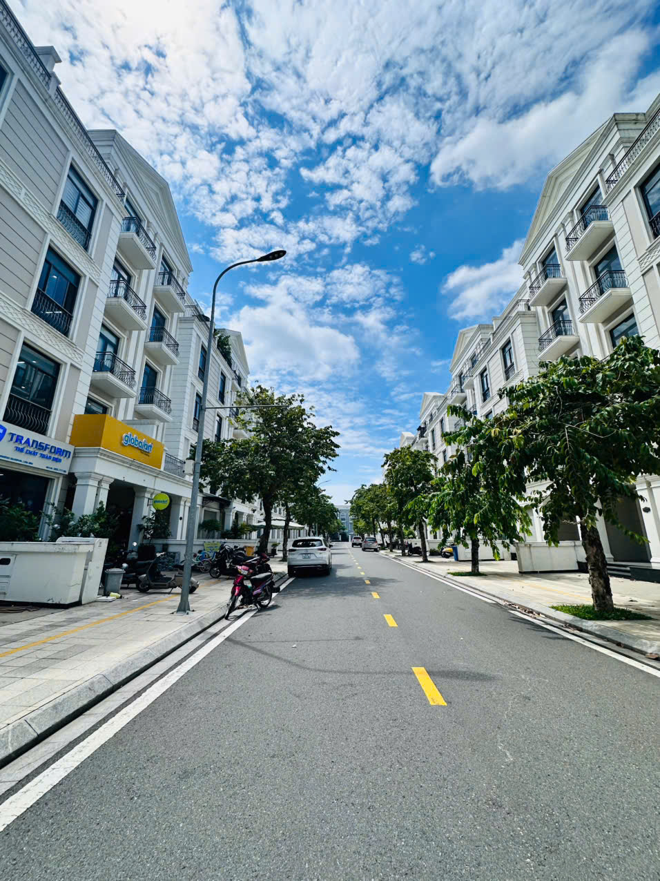 Nhà phố 144m2 - Vinhomes Grand Park, kế góc, sổ hồng giá 23 tỷ BTP 