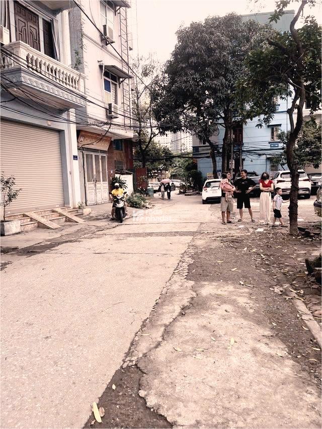 Nhà phân lô Kim Giang, ô tô tránh, đỗ cửa cả ngày DT 100 m, 4,5 tầng, MT:4,7m chào giá 29,7 tỷ 
