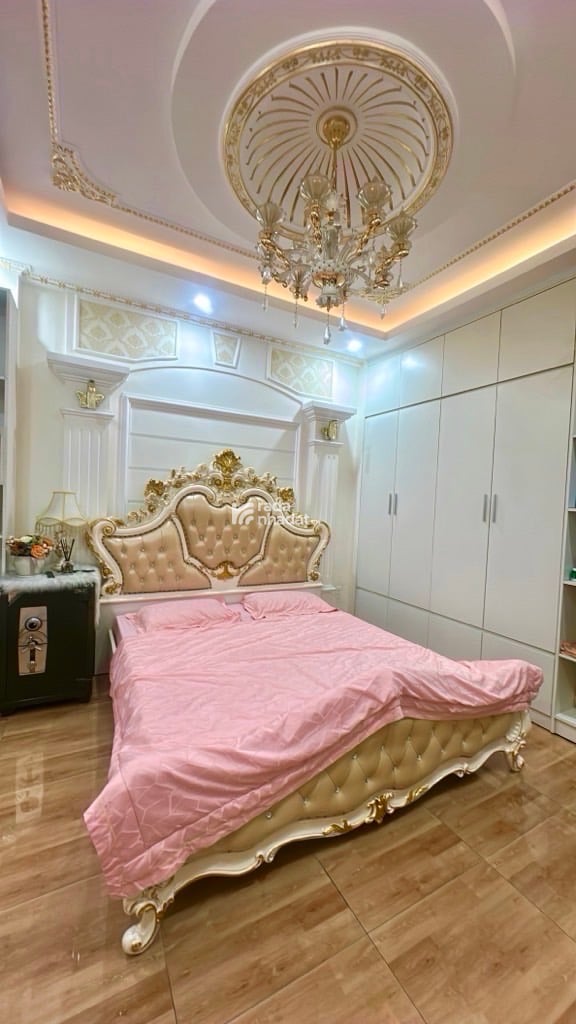 - ĐẸP LUNG LINH 5 TẦNG - NỘI THẤT XỊN XÒ -HẺM 10M XE HƠI TRÁNH NHAU - HẺM THẲNG 1 TRỤC 