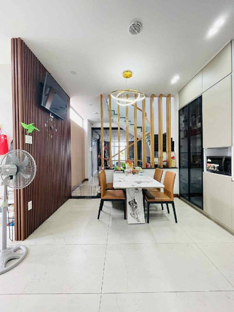  Mặt Tiền Lê Văn Phan, 1trệt 4lầu, 4 phòng ngủ, khu vực chợ vãi của Tân Phú 