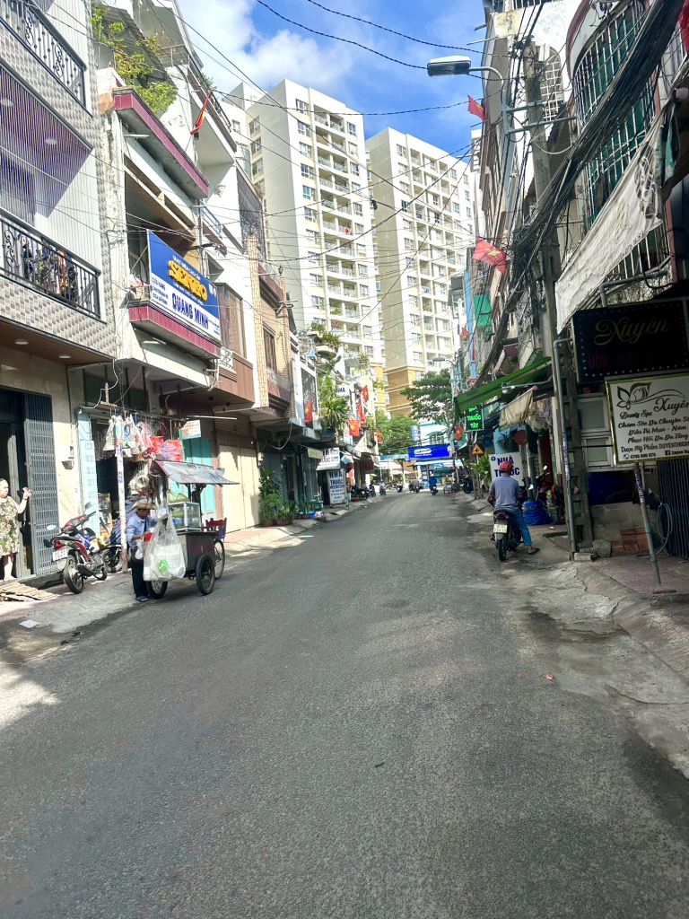 HẺM XE HƠI 6M - THÔNG TỨ TUNG -SÁT ĐẦM SEN - NHÀ 2 TẦNG 3PN - NGAY VÒNG XOAY LẠC LONG QUÂN