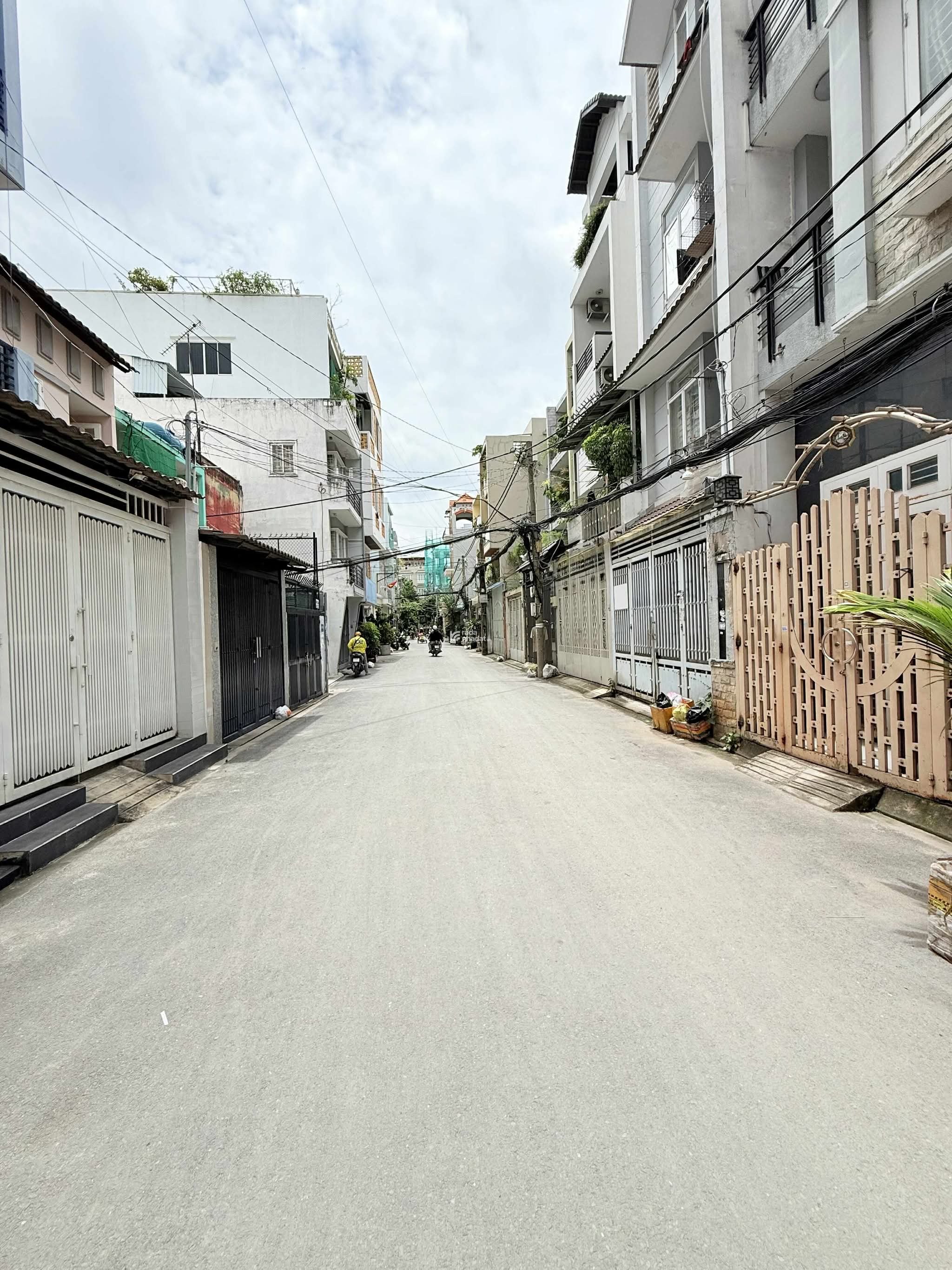 BÁN NHÀ MẶT TIỀN HẺM 8M NGUYỄN TRỌNG TUYỂN - NGUYỄN VĂN TRỖI - DT:90M2 - 3 TẦNG - CHỈ 14 TỶ