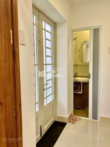 KẸT TIỀN! Bán nhà Trần Hưng Đạo, phường 1, Quận 5, 40m2 (4x10m) sổ riêng, hẻm xe hơi