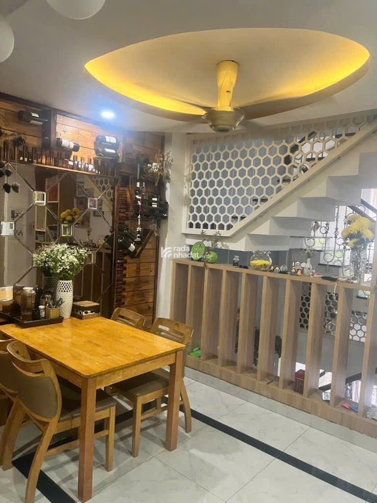 Bán Nhà Tặng Full Nội Thất 4 Tầng, Trung tâm Quận 9. Giá Nhỉnh 7 Tỷ 