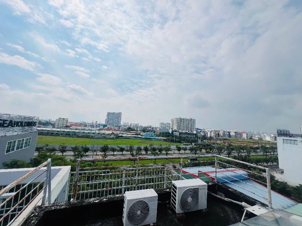 Nhà mặt tiền KDC Nam Hùng Vương.Có hầm để xe oto thuận tiện đi lại các quận