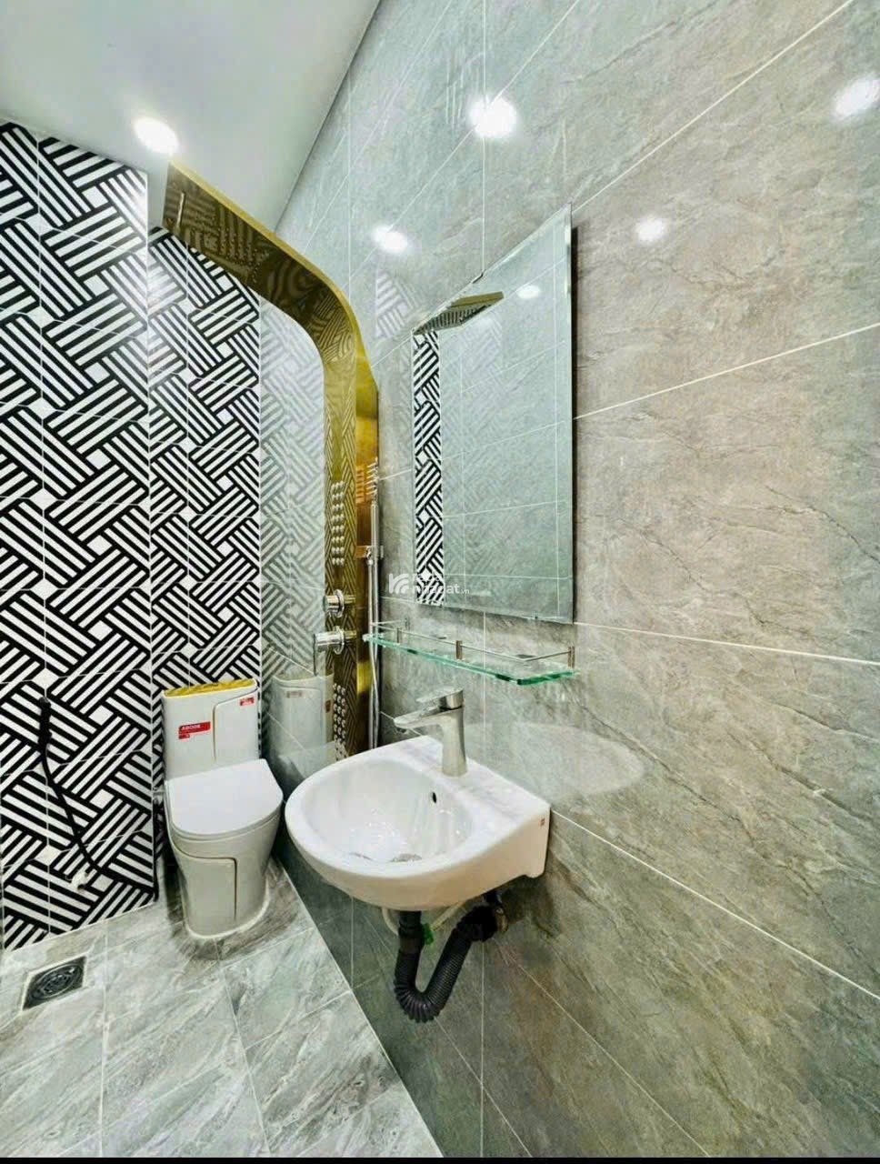 Kẹt tài chính bán tháo nhà 3 tỷ 390 triệu, DT 42m2 đường Lam Sơn, phường Tân Sơn Hoà, Quận Tân Bình