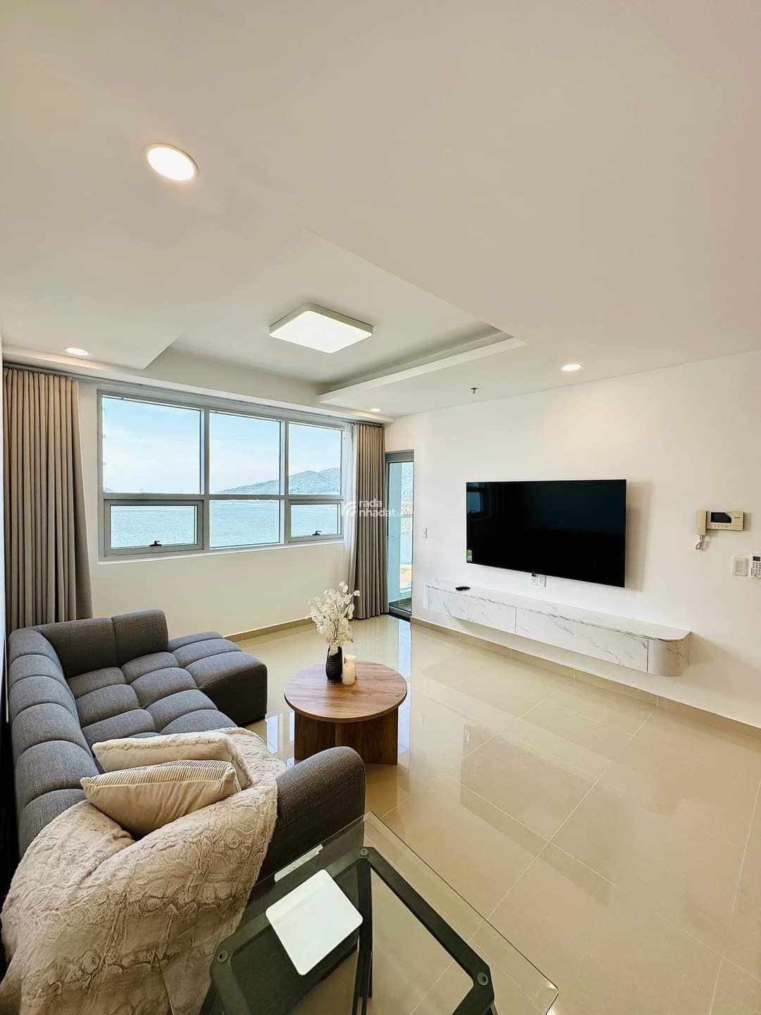 Căn hộ 2 phòng ngủ diện tích lớn với view ban công ôm trọn bờ vịnh vàng Đà Nẵng - 0973 867 ***