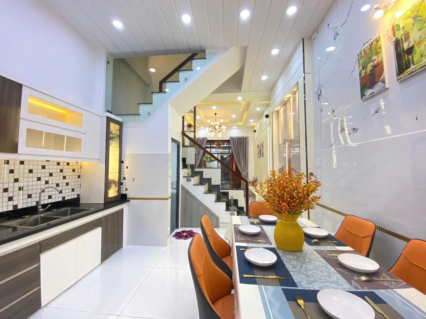 Cô Cẩm bán 5 tỷ 550 nhà 68m2 đường Nguyễn Xí, P26, Bình Thạnh. Xây 4 tầng, hẻm 6m