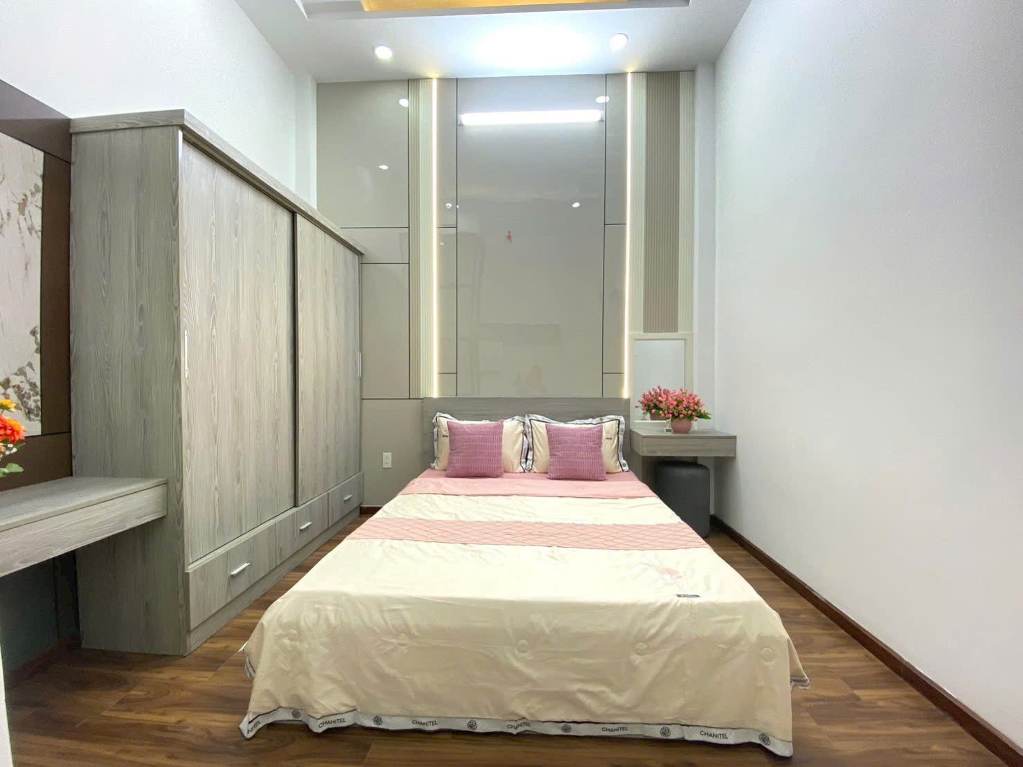 Cô Cẩm bán 5 tỷ 550 nhà 68m2 đường Nguyễn Xí, P26, Bình Thạnh. Xây 4 tầng, hẻm 6m