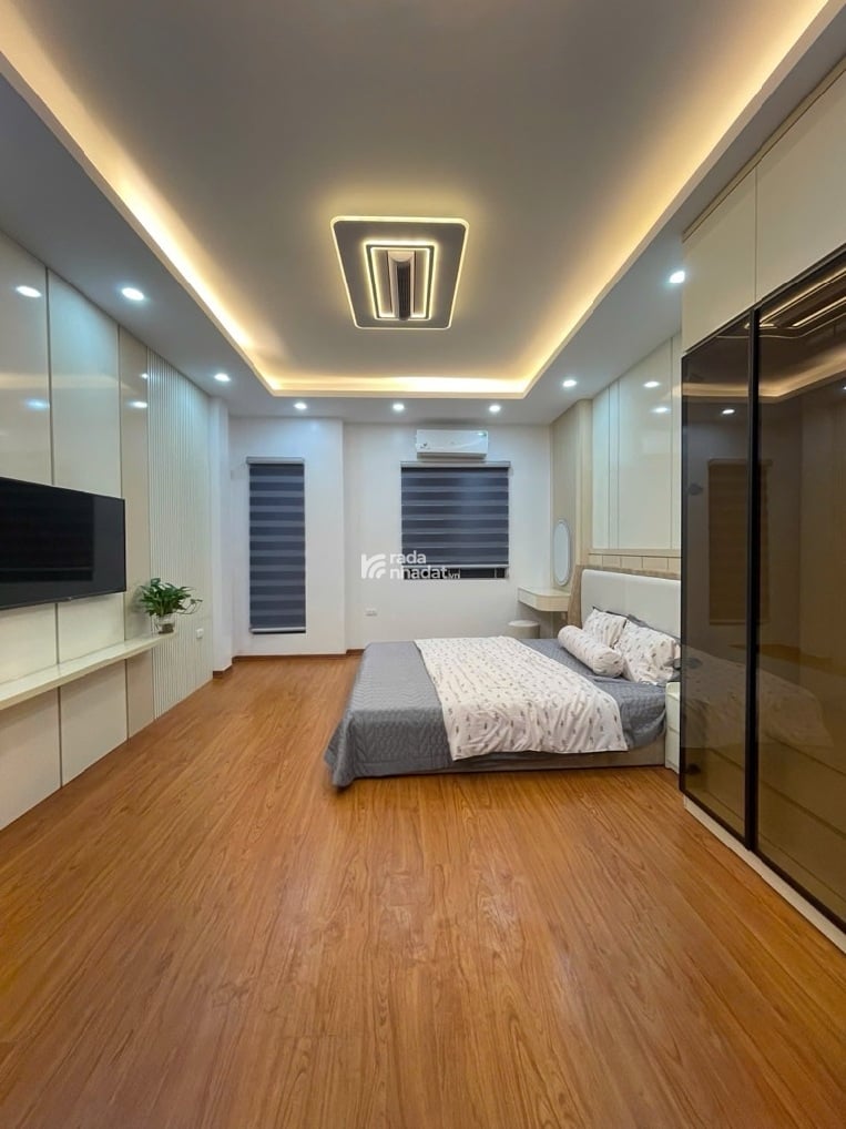 HOÀNG QUỐC VIỆT - NGÕ NÔNG - GẦN PHỐ - DÂN XÂY - 5 TẦNG - 5M MẶT TIỀN - 33M2 - 7.9 TỶ