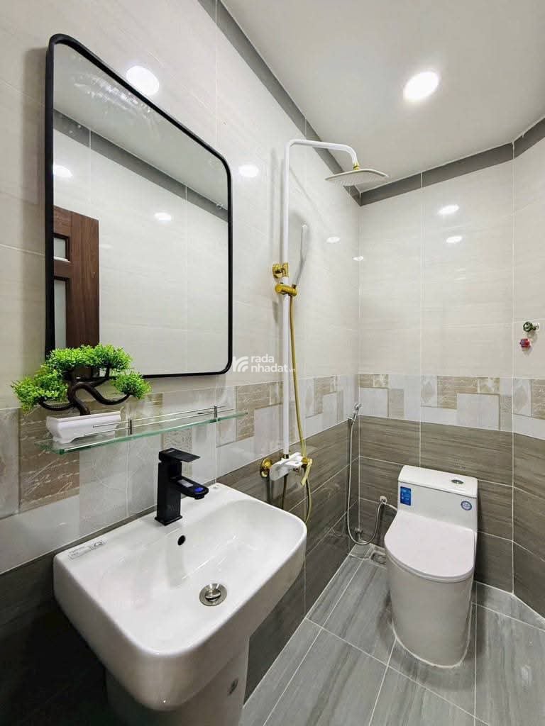 GẤP! CÔ BỊ BỆNH CẦN CHẠY TIỀN GẤP BÁN CĂN NHÀ Ở HỒNG BÀNG, QUẬN 6 HƠN 60M2, GIẤY TỜ ĐẦY ĐỦ.