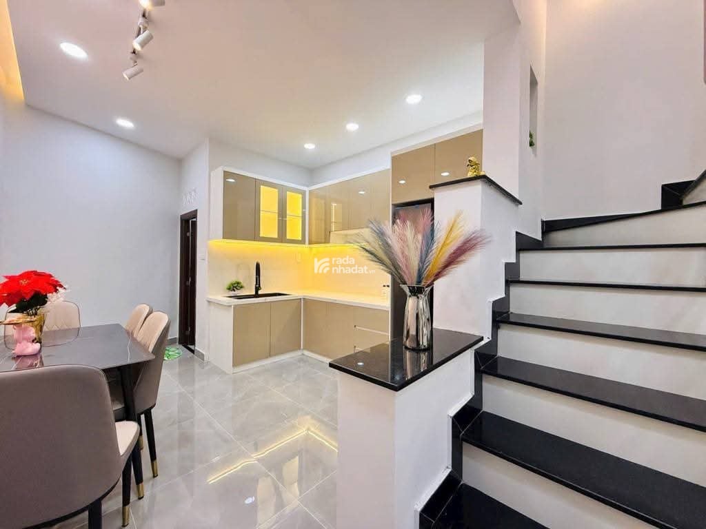 GẤP! CÔ BỊ BỆNH CẦN CHẠY TIỀN GẤP BÁN CĂN NHÀ Ở HỒNG BÀNG, QUẬN 6 HƠN 60M2, GIẤY TỜ ĐẦY ĐỦ.