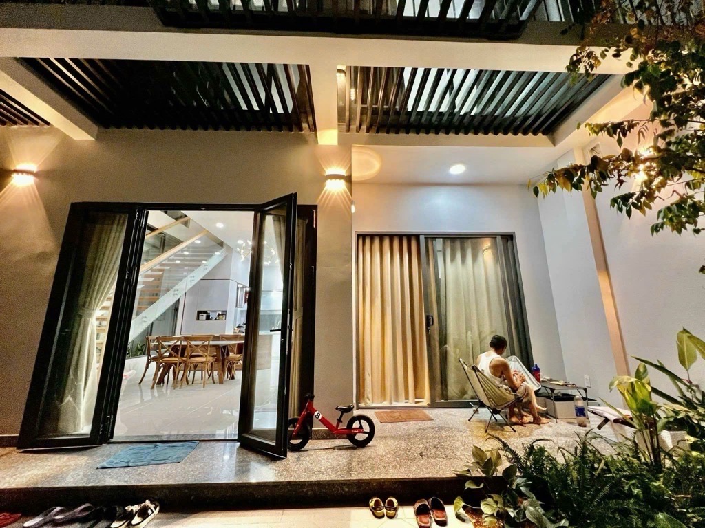 MẶT TIỀN 4.3M NỞ HẬU 8.3M - DÀI 28M - VỪA Ở VỪA KINH DOANH - SẴN DÒNG TIỀN 240 tr/ NĂM Nguyễn Hữu T