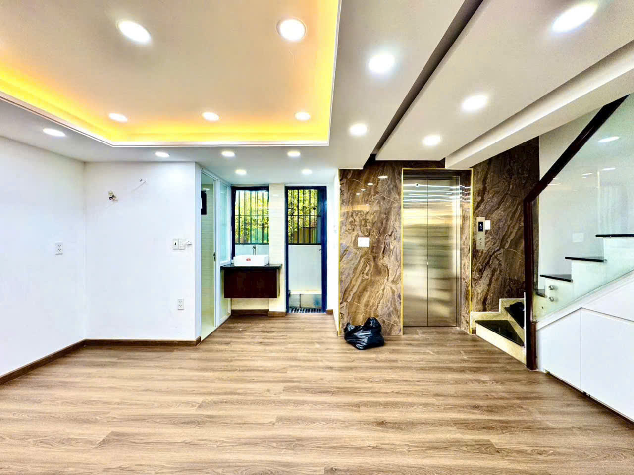 BÁN NHÀ MẶT TIỀN PHÚ NHUẬN NGANG 6M HẦM XE  THANG MÁY 16.9 TỶ