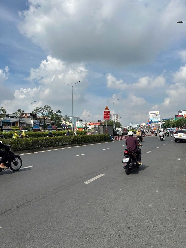 NGAY LANDMARK 81, ĐIỆN BIÊN PHỦ, BÌNH THẠNH, 84M2 DÒNG TIỀN 35TR. GIẢM 350TR CHỈ CÒN 14.5T TL 