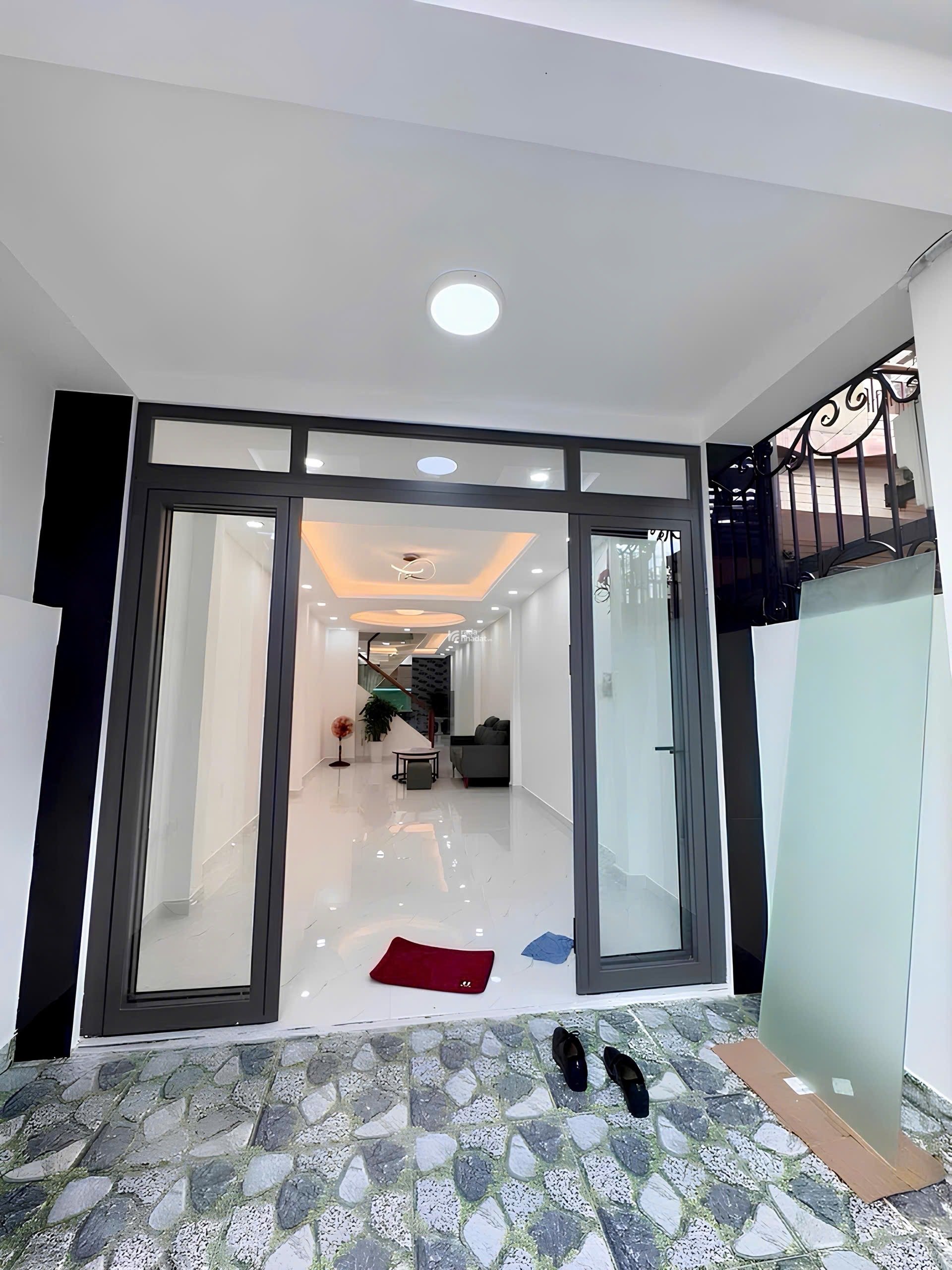 Mặt Tiền Cạnh Đầm Sen  - Kinh Doanh Đỉnh -- Nhà Đúc 3 Tầng - chỉ 8,x ty