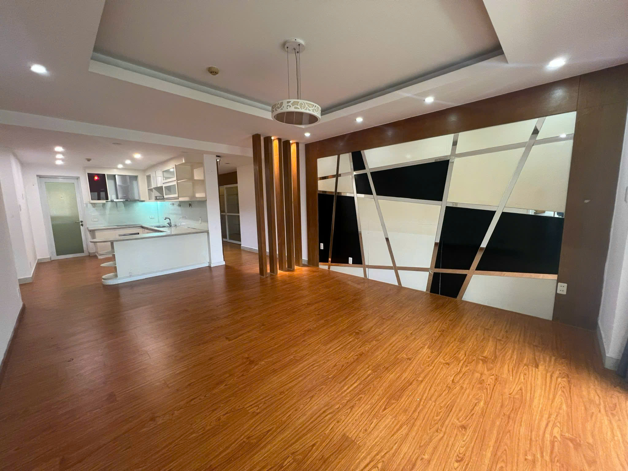 Gia đình cần bán gấp căn hộ tâm huyết Hùng Vương Plaza: 130m2, 3PN, 3WC sổ hồng riêng, giá 9.5 tỷ