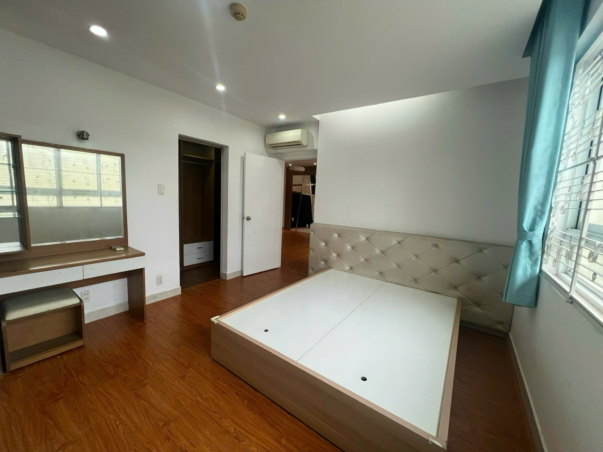 Gia đình cần bán gấp căn hộ tâm huyết Hùng Vương Plaza: 130m2, 3PN, 3WC sổ hồng riêng, giá 9.5 tỷ