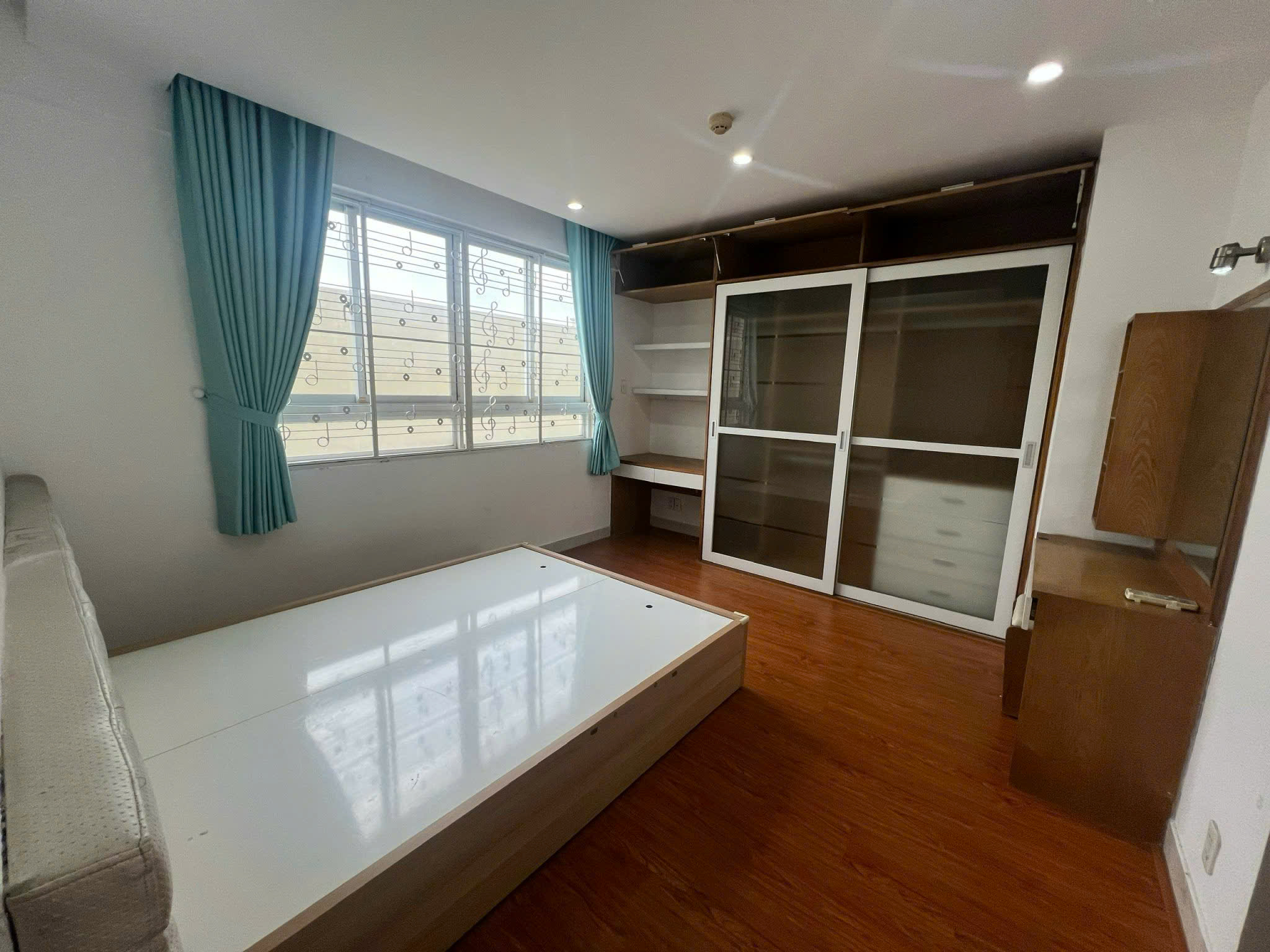 Gia đình cần bán gấp căn hộ tâm huyết Hùng Vương Plaza: 130m2, 3PN, 3WC sổ hồng riêng, giá 9.5 tỷ