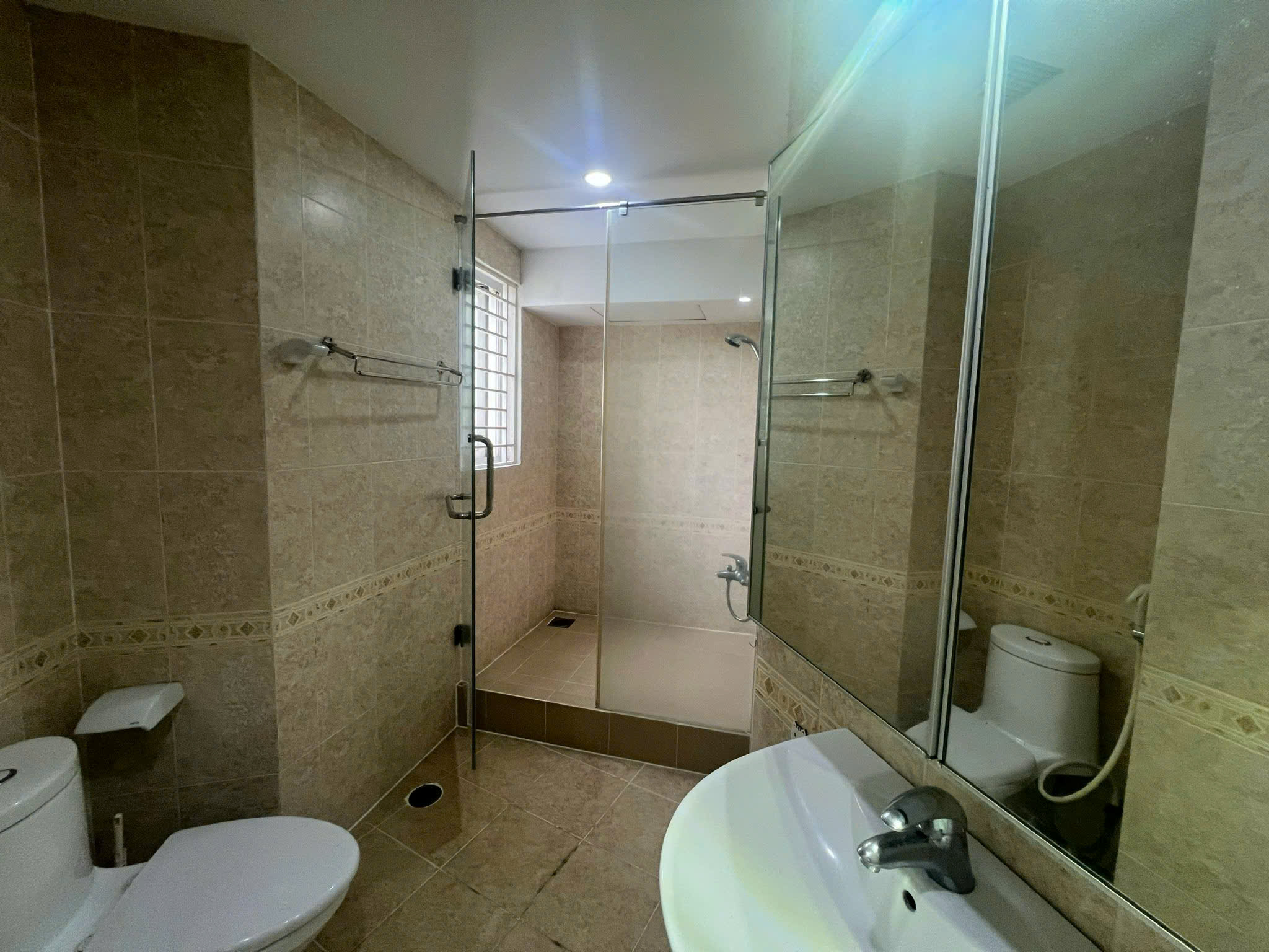 Gia đình cần bán gấp căn hộ tâm huyết Hùng Vương Plaza: 130m2, 3PN, 3WC sổ hồng riêng, giá 9.5 tỷ
