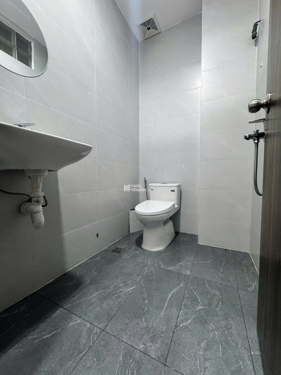 Phòng mới xây Quận 10 Ban Công Gần Đại Học Kinh Tế, Cầu vượt 3/2