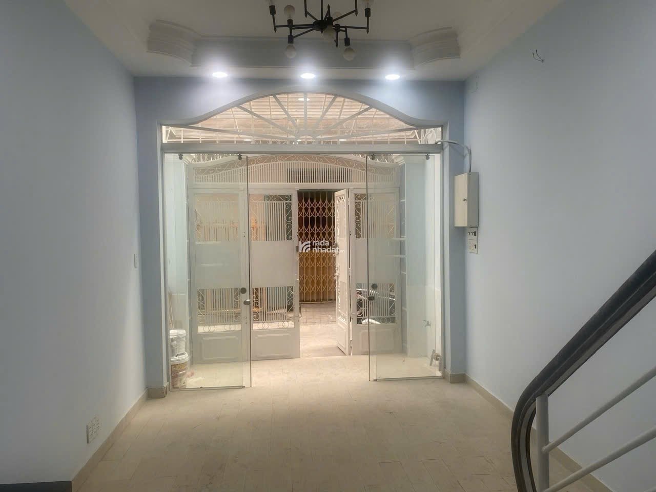 Bán nhà đường Huỳnh Văn Bánh, trung tâm Phú Nhuận, 1 trệt, 2 lầu, sân thượng. Giá 6,1 tỷ (TL)