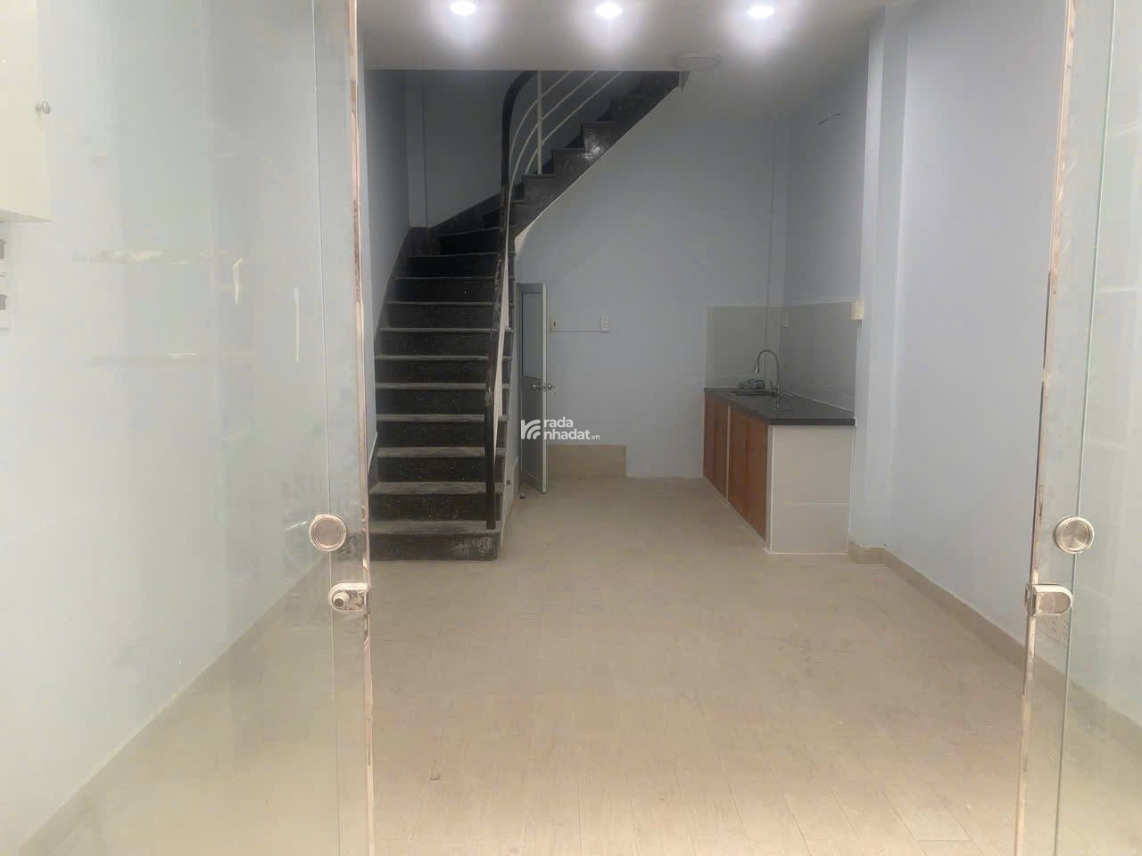 Bán nhà đường Huỳnh Văn Bánh, trung tâm Phú Nhuận, 1 trệt, 2 lầu, sân thượng. Giá 6,1 tỷ (TL)