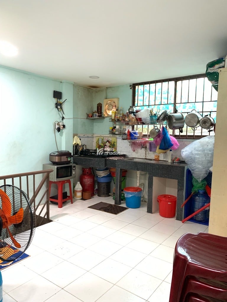 BÁN NHÀ LÒ GỐM QUẬN 6 15M2 3 TẦNG 2.3 TỶ HẺM XE HƠI SÁT MẶT TIỀN GẦN HẬU GIANG