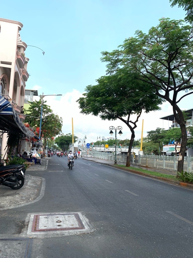 BÁN NHÀ LÒ GỐM QUẬN 6 15M2 3 TẦNG 2.3 TỶ HẺM XE HƠI SÁT MẶT TIỀN GẦN HẬU GIANG