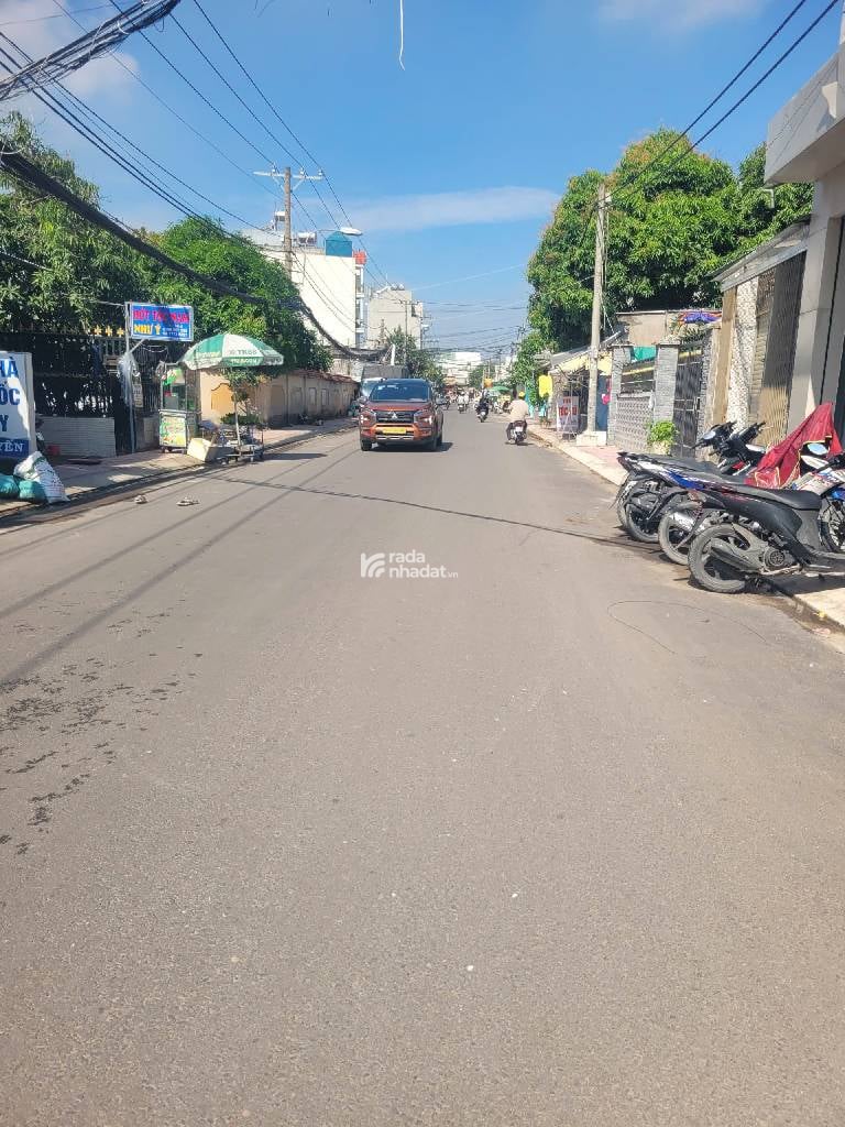 RA GẤP LÔ ĐẤT MẶT TIỀN, NGANG HIẾM GẦN 7m; NGAY CHỢ HIỆP BÌNH; 82m2 NHỈNH 4 TỶ.