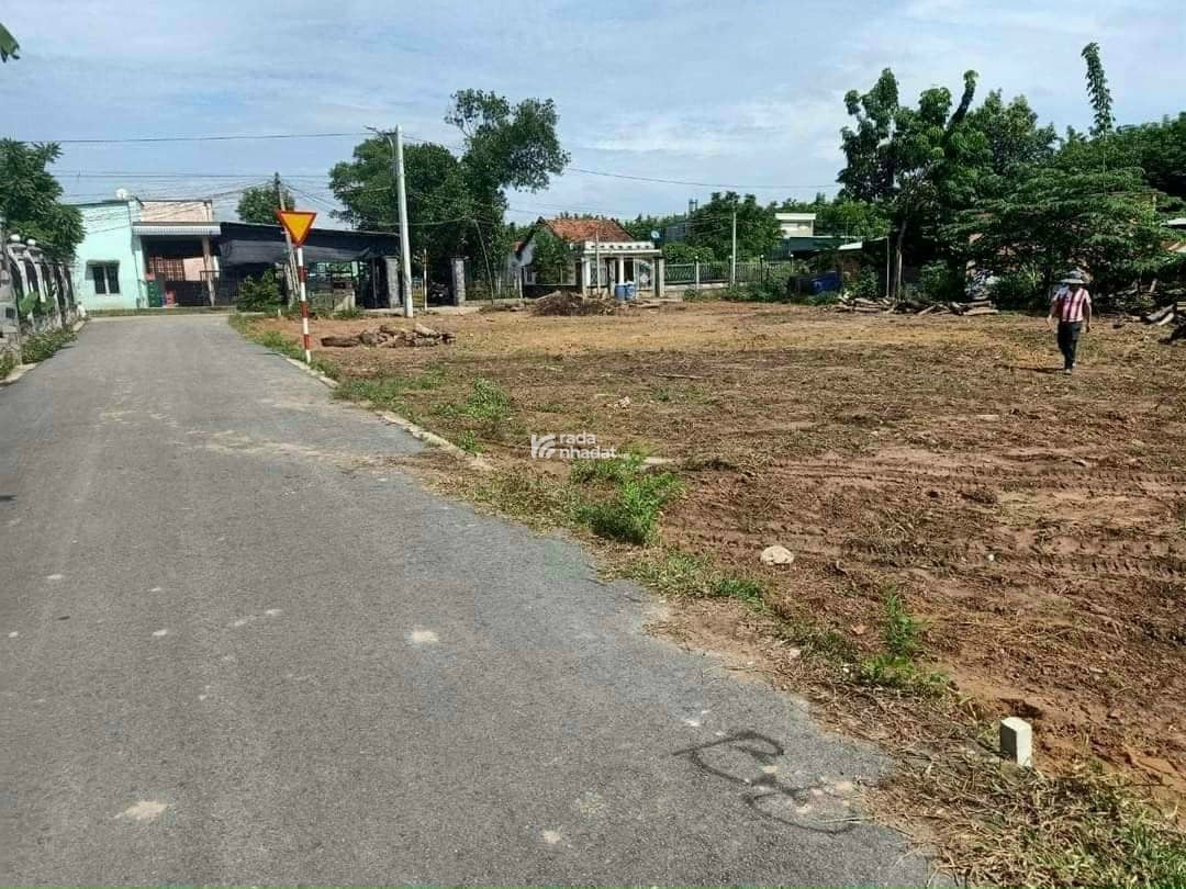 SANG LẠI MÃNH VƯỜN 2540M2 ĐẤT THỔ CƯ SHR MT ĐƯỜNG NHỰA LIỀN KỀ CHỢ DÂN ĐÔNG GIÁ 590 TR