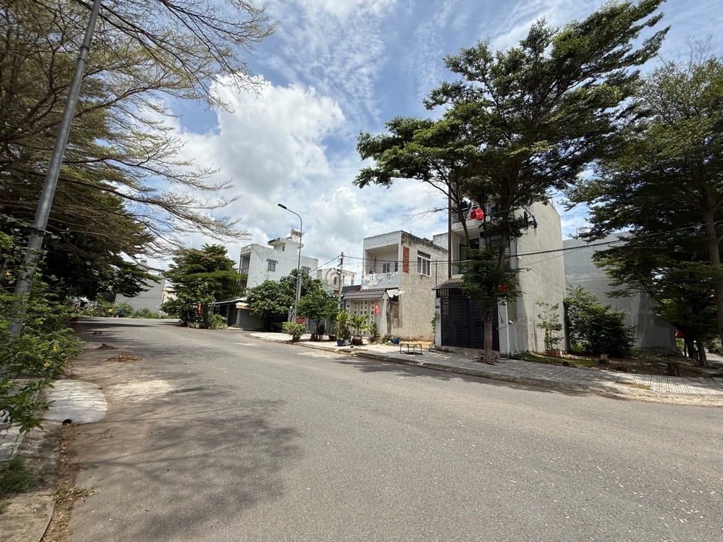 3 tỷ tl- KDC kế Dragon Village - 53m2 vuông - Đường nhựa 8m - 500m Nguyễn Duy Trinh - Đón đầu dự án