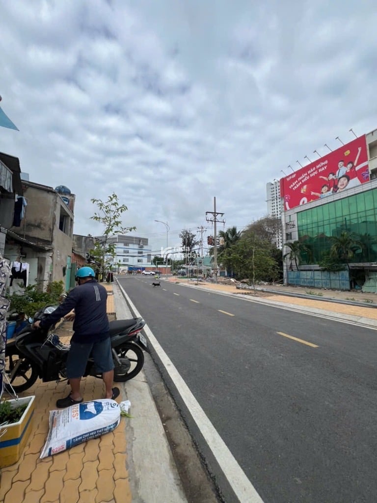 BÁN NHÀ TÊN LỬA 62M2 3 TẦNG 2 MẶT TIỀN CHỈ 8 TỶ NGAY AEON BÌNH TÂN KHU SẦM UẤT