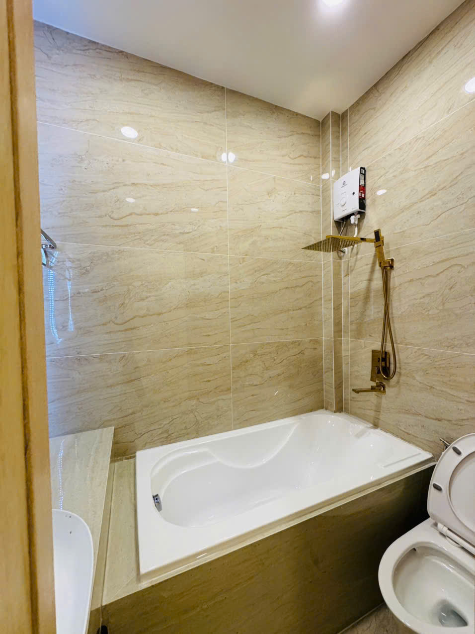 SIÊU PHẨM 2 TẦNG MỚI TINH - LAc LONG QUÂN , P10 , TÂN BINH , Ô TÔ TẬN CỬA - VÀO Ở LIỀN