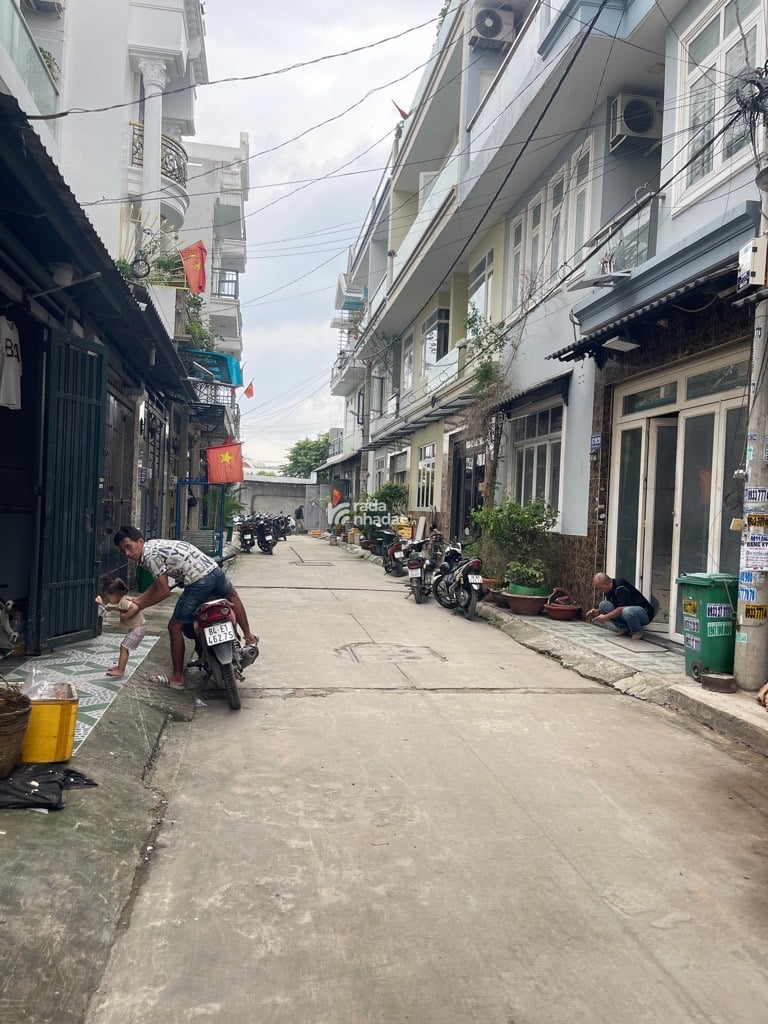 Khu Bình Thành -Bình Tân   DT: 54M2 ,4 tầng .8 7   GIÁ 5.28 tỷ  Gồm 1 Trệt , 2 Lầu (4PN) , Sân thư