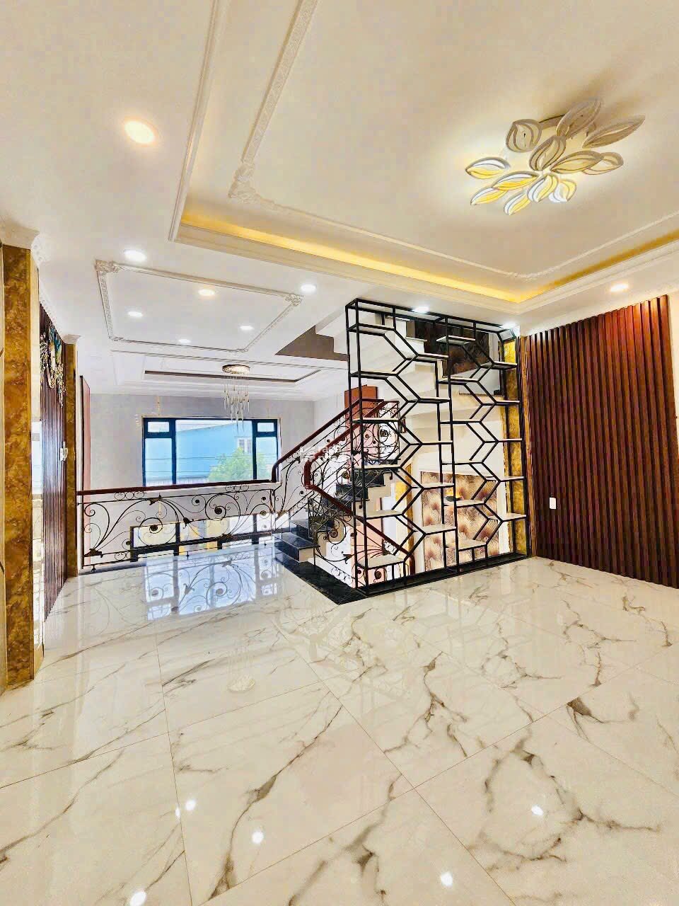 Bán căn góc nhà 5 tầng , Thủ Đức