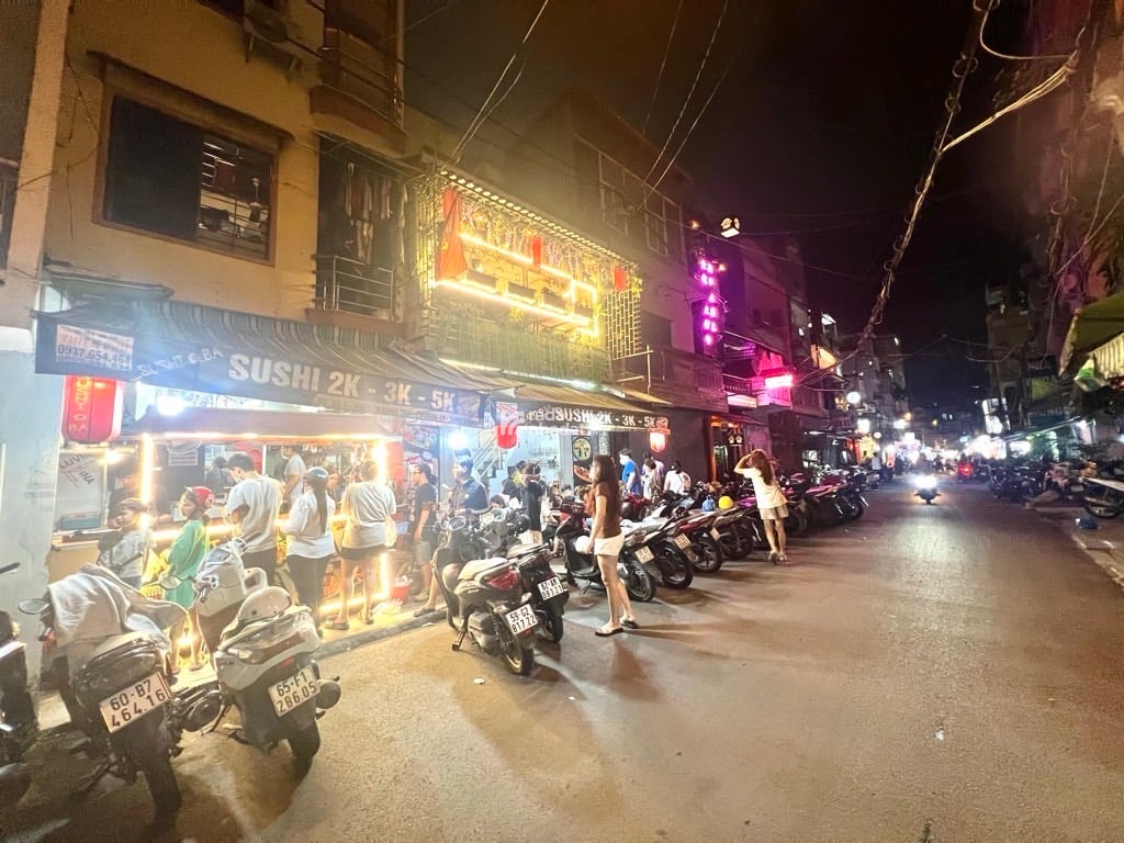Mặt tiền Đường KHU PHỐ ẨM THỰC NHẬT - Đoạn sung nhất - KINH DOANH SUSHI, Quán Bar,... - Giáp Quận 1