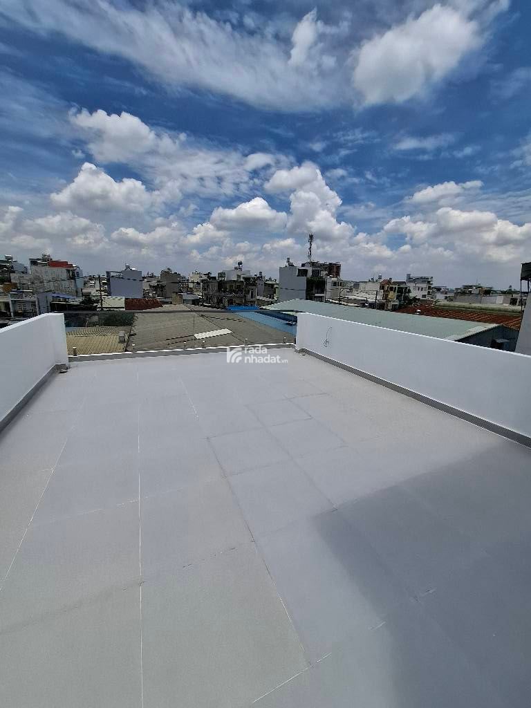 Kết cấu: Số tầng: (gồm 1 trệt, 2 lầu, ban công, sân thượng,...) đúc chắc chắn, có 4PN, 5WC